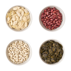 Ziarna i przyprawy w miseczkach na białym tle