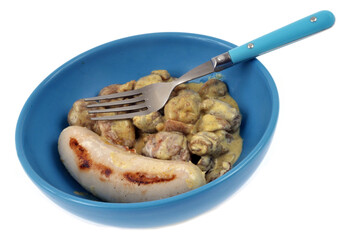 Assiette de boudin blanc cuisiné avec des châtaignes en gros plan sur fond blanc