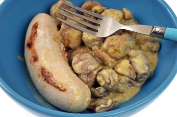 Assiette de boudin blanc cuisiné avec des châtaignes en gros plan