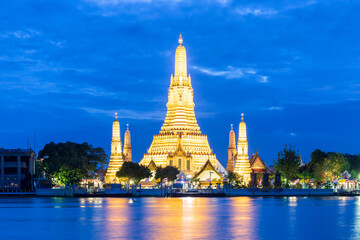 Naklejka premium Wat Arun (Temple of dawn) and the Chao Phraya River, Bangkok, Thailand