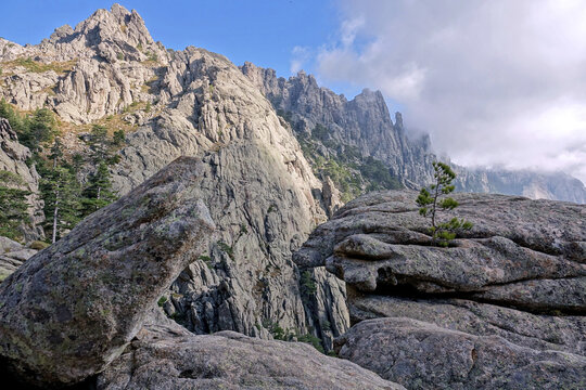 Col de Bavella avec vue sur les aiguilles de Bavella en Corse