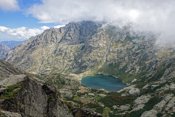 Sur le GR 20 en Corse : le lac du Melo à 1700 m d'altitude