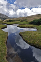 Vue sur les pozzines et le lac de la Bocca a Stazzona avec en arri&egrave;re plan les massifs du Rotondo et du Cintu