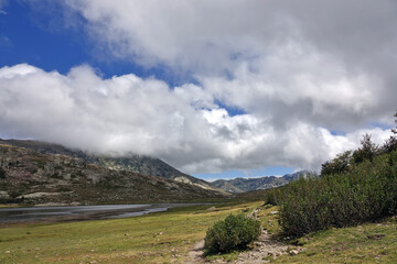 Vue sur les pozzines et le lac de la Bocca a Stazzona avec en arrière plan les massifs du Rotondo et du Cintu