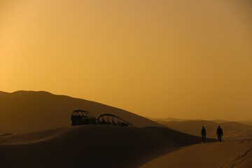 Fototapeta na wymiar sunset in the desert (huacachina ica Peru)
