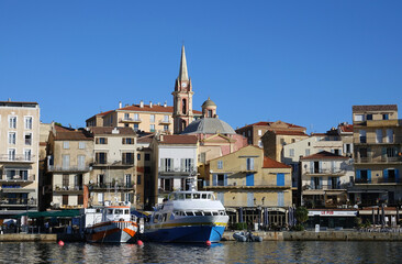 Vues sur la ville de Calvi en Corses (le port, la citadelle, le centre)