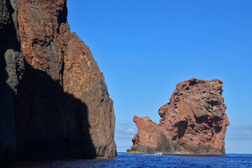 Vue du bateau de La r&eacute;serve naturelle de Scandola en Corse