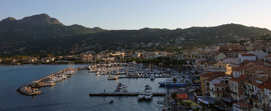 Vues sur la ville de Calvi en Corses (le port, la citadelle, le centre)