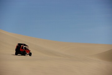 Fototapeta na wymiar Buggy in the desert (huacachina ica Peru)