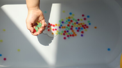 구슬을 가지고 노는 어린이