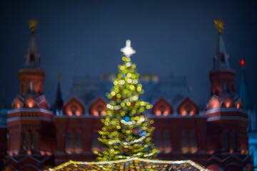 Obraz premium Christmas tree on the background of the Kremlin towers in Moscow, abstract image blurred as a background