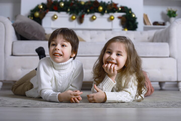 Naklejka premium A young family with children decorates the house for the holiday. New Years Eve. Waiting for the new year.
