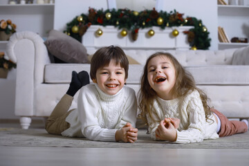 Naklejka premium A young family with children decorates the house for the holiday. New Years Eve. Waiting for the new year.