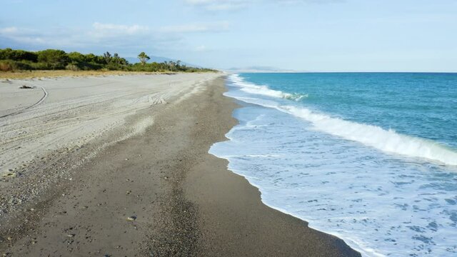 Sorvolo tra mare e spiaggia sabbiosa