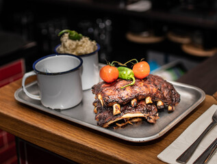 Iberico Spareribs mit amerikanischem Krautsalat auf Barbrett aus Eichen Holz