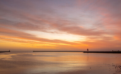 Obraz premium Looking up the River Tyne out to the North Sea, the piers and the Groyne at sunrise