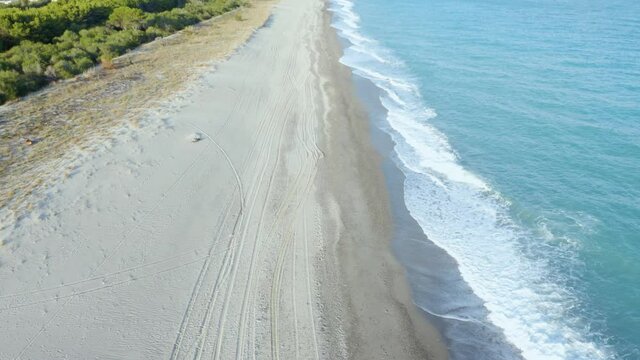 Sorvolo tra mare e spiaggia sabbiosa