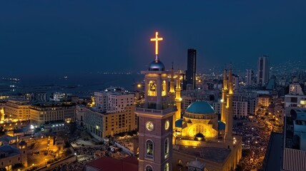Obraz premium Al Amin Mosque and St. Georges Church in Beirut Downtown
