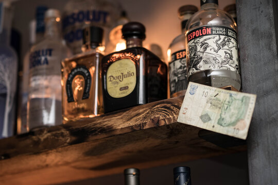 Tequila Auswahl auf abgeflammten Regalbrett