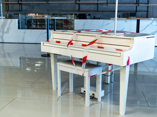 the piano is wrapped with a signal tape, the signal tape on the piano, due to restrictions cannot...