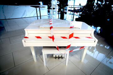 the piano is wrapped with a signal tape, the signal tape on the piano, due to restrictions cannot be touched