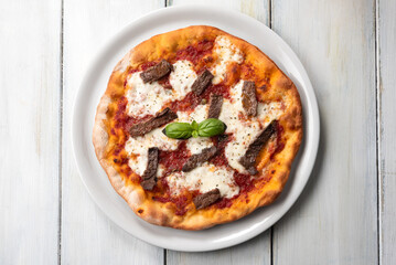 Deliziosa pizza con straccetti di carne di manzo 