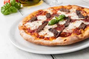 Deliziosa pizza con straccetti di carne di manzo 