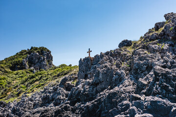 Krzyż na wzgórzu