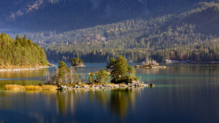 Fototapeta premium Der Eibsee bei Grainau in der Nähe von Garmisch-Partenkirchen.