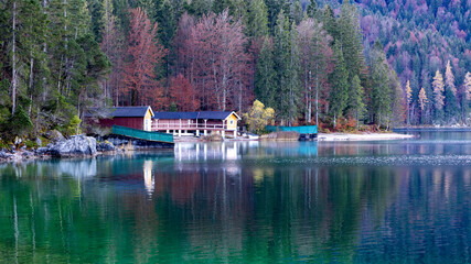 Der Eibsee bei Grainau in der Nähe von Garmisch-Partenkirchen.