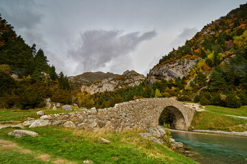 Fototapeta na wymiar San Nicolás de Bujaruelo Romanesque Bridge, in the Bujaruelo Valley, Aragonese Pyrenees, Spain