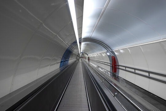 travelator for moving people between stations