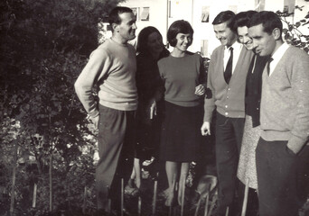 FOTO VECCHIA ANNI 60 CON GRUPPO DI GIOVANI