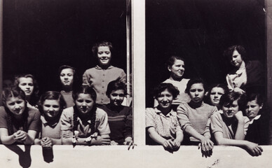 FOTO ANTICA CON SCOLARESCA FEMMINILE 