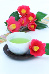 Obraz na płótnie Canvas 和柄のりぼんと椿の花束と緑茶