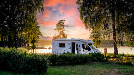 Fototapeta Wunderschönes Sonnenuntergang am See mit einem Wohnmobil beim Campingurlaub in Schweden obraz