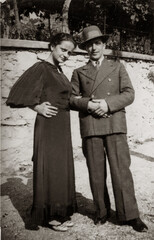 FOTO ANTICA CON GIOVANE COPPIA ELEGANTE