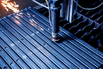 Obraz premium The laser cutting machine cutting the holes on pipes