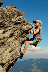 A 11-year-old boy is studying mountaineering in the Carpathians, a boy climbs to the top of a rocky rock alone without the help of an instructor and parents.