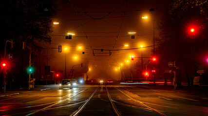 Kreuzung mit Ampeln in der Nacht bei Nebel