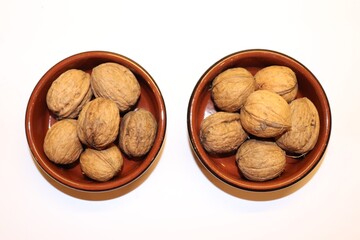 Noix dans un ramequin marron sur un fond blanc, ville de Corbas, France