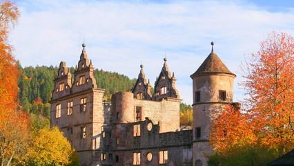 Obraz premium Blick auf das ehemalige Renaissance-Jagdschloss und Treppenturm in der ehemaligen Klosteranlage Hirsau, Calw, Schwarzwald