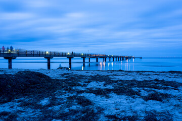Obraz premium Seebrücke Prerow zur blauen Stunde, Ostsee, Mecklenburg-Vorpommern, Deutschland