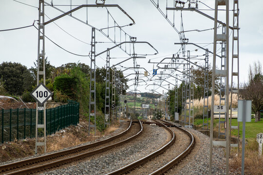 v&iacute;as de tren con toda el cableado y catenaria 