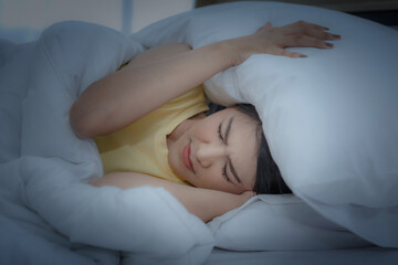 Obraz premium Young beautiful Asian woman hates waking up early in the morning.