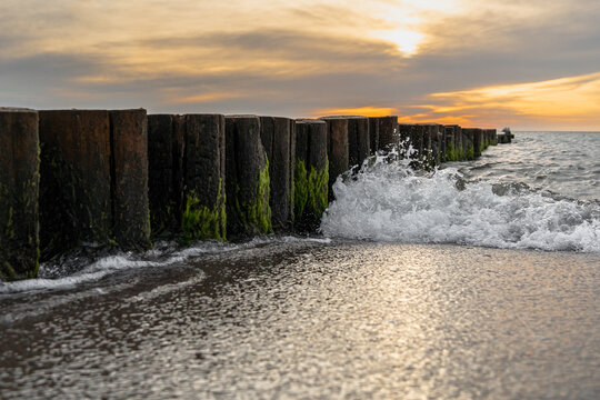 Buhnen an der Ostseee vor Sonnenuntergang