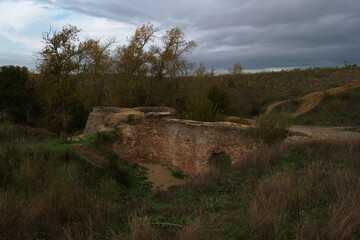 ruiny średniwiecznego młynu cegła mur idok © Piotr