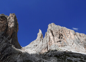 vista delle imponenti montagne rocciose dolomitiche in estate