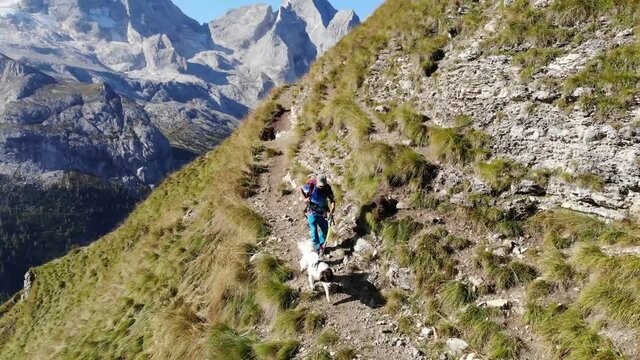Dolomiti escursionista con il cane