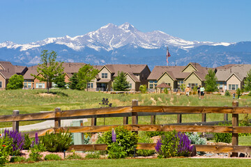 Longmont Golf Course Housing - Front range golf course near Longmont, overlooking fourteener Long's Peak in Boulder County, Colorado - obrazy, fototapety, plakaty